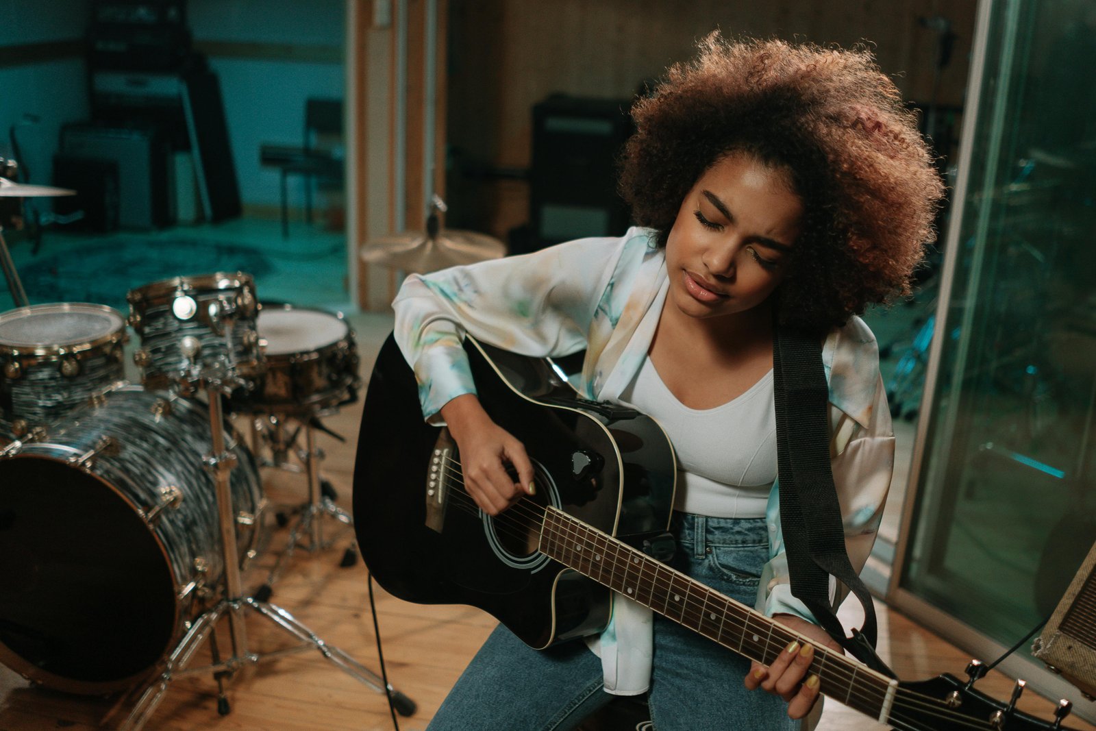 🎸 Learning the Guitar: A Journey Through Strings, Rhythm, and Soul